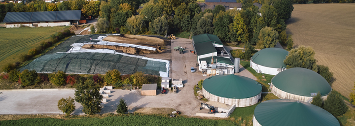 Mit der Biogasanlage betreibt Ulrich Bader (Gut Sochenberg, Lkr. Landshut) seit 2012 ein Wrmenetz.